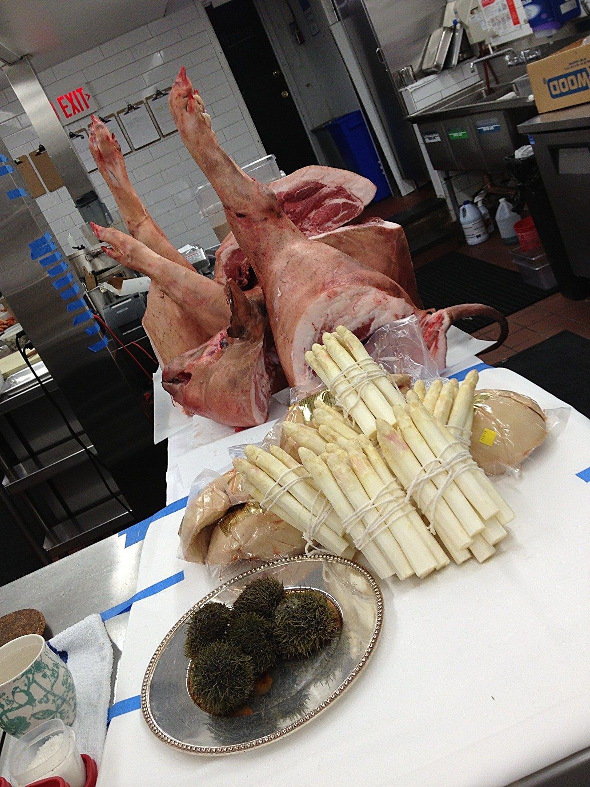 Whole suckling pig with white asparagus